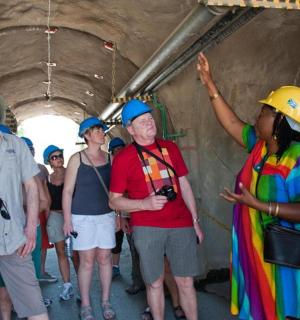 隧道里一群戴着安全帽的人