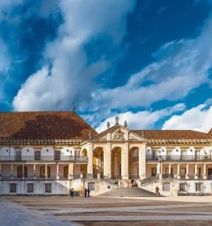 一座有钟楼的大楼和一栋建筑