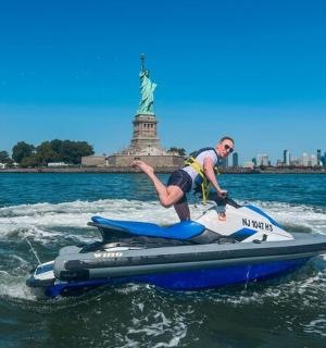 一名男子在水中驾驶水上摩托艇