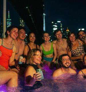 晚上一群人在水中