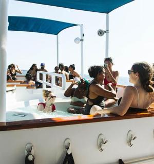 一群人在船上的热水浴缸里