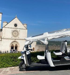 一辆高尔夫球车停在教堂前