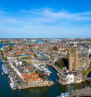 水边城市的鸟瞰图