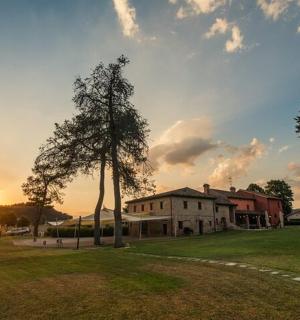 田野里的房子,旁边有一棵树,夕阳西下。