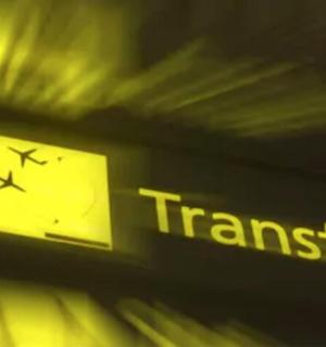 hodiny na boku vlakového nádraží