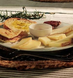 一盘早餐食品，包括鸡蛋和面包