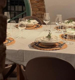 桌子上摆着盘子和酒杯