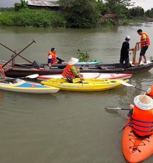 一群人在河上划皮划艇