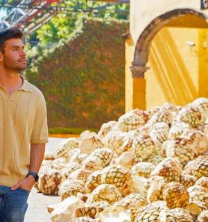 一名男子站在一堆食物前