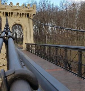 un pod cu un turn și un pod