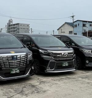 a row of cars parked in a parking lot