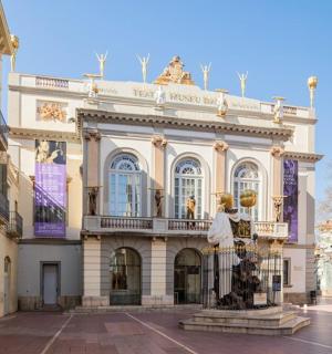 一座前面有雕像的大楼