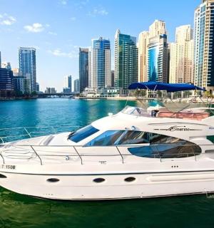 城市前水中的一艘白色小船