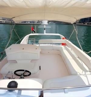 水中的一艘白色小船