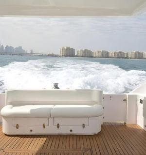 一艘船的船尾放着一张白色沙发。