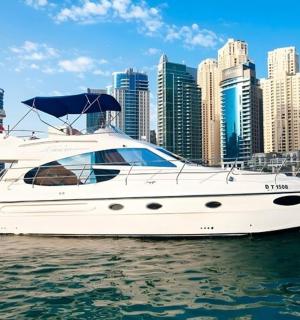 城市前水中的一艘白色小船