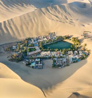 Letecký pohled na letovisko v poušti