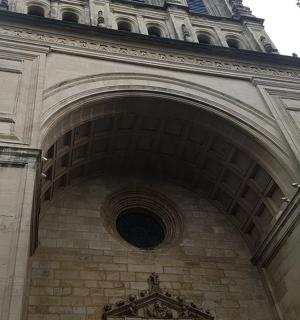 vysoká věž s hodinami na vrcholu