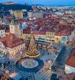 eine Luftaufnahme einer Stadt mit einem Weihnachtsbaum