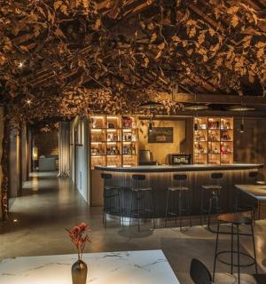 kuchyň s barem a několika stoly a židlemi