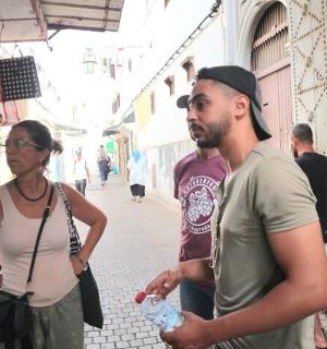 一男一女站在小巷里