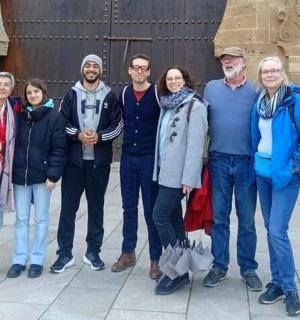 skupina lidí stojících před budovou