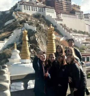 skupina lidí pózujících před horou