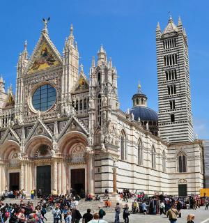 一群人站在大教堂外面