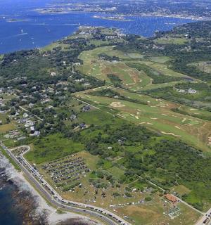 Letecký pohled na ostrov poblíž vody