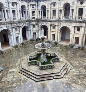 中间有喷泉的空建筑