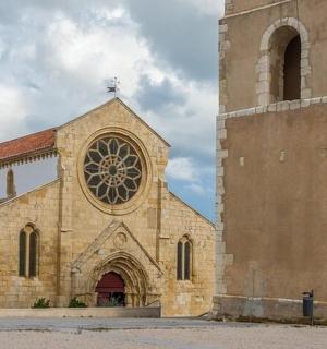 一座有塔楼和钟的教堂