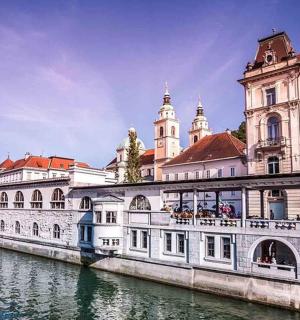 skupina budov vedle vodní plochy