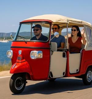 一群人开着一辆红白相间的汽车