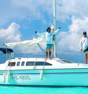 两名男子站在大海中的一艘船顶上