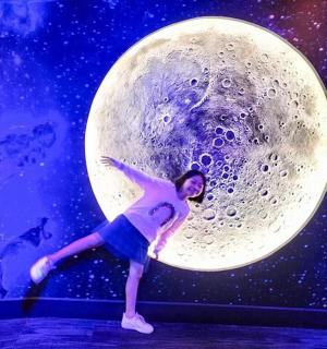 žena stojící před měsícem