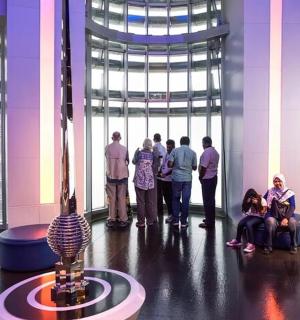 一群人站在一栋建筑里