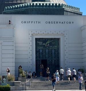 一群人在建筑物前行走