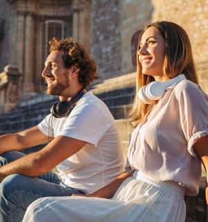 мушкарац и жена седе на неким степеницама