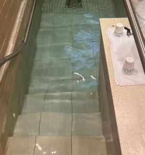 стаклена врата туша са две шоље на поду