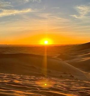 夕阳西下时的沙漠景象