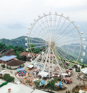 一个有摩天轮和滑梯的游乐园