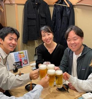 一群人围坐在桌旁喝啤酒