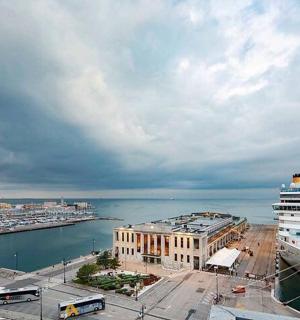 Výletní loď kotví v přístavu