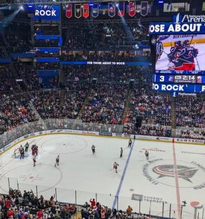 pohled shora na hokejovou arénu s davem diváků