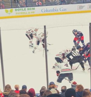 skupina hokejistů hrajících zápas na ledě