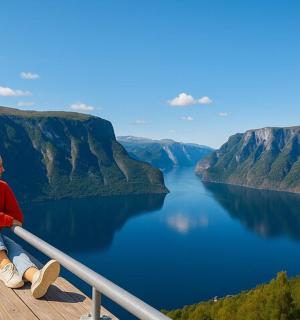 一位女士坐在湖边的窗台上