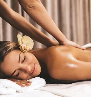 一名女子躺在床上接受按摩