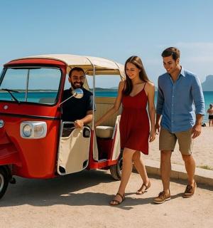 三个人站在海滩上一辆红色汽车旁边。