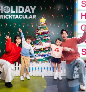 一家人在圣诞树前合影