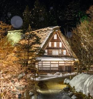 一座木屋,前面设有一个池塘